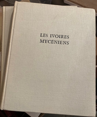 Les ivoires mycéniens. Catalogue des ivoires mycéniens du Musée national d'Athènes.
