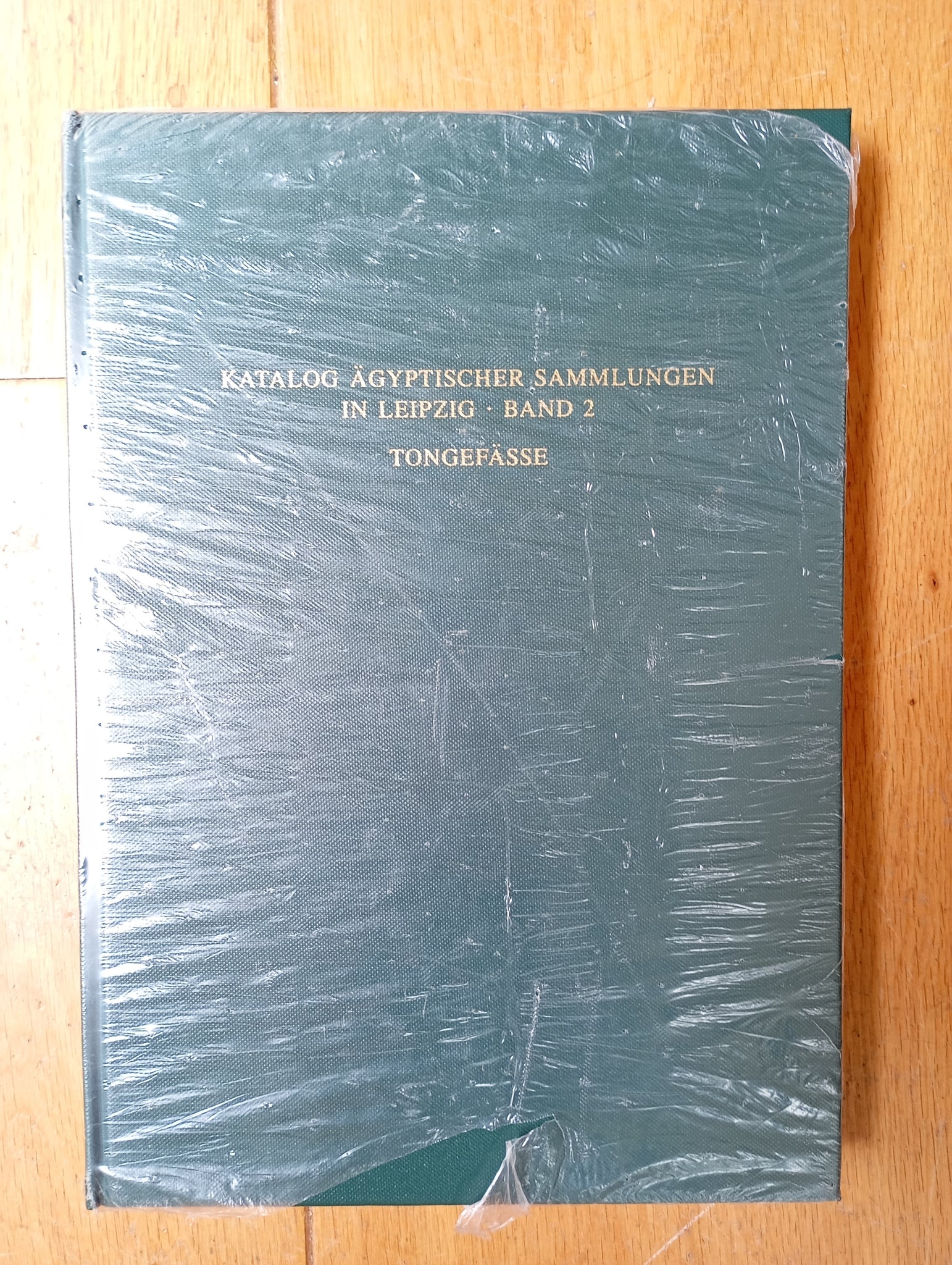 Katalog ägyptischer Sammlumgen in Leipzig. Band 1: Statuen und Statueten. Band 2: Tongefässe von der Vordynastischen Zeit bis zum Ende des Mittleren Reiches.