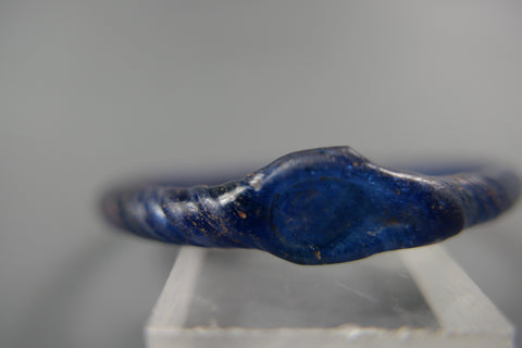 Bracelet en pâte de verre torsadée et estampée d'un lion.