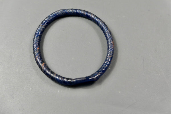 Bracelet en pâte de verre torsadée et estampée d'un lion.