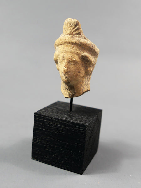 Tête de statuette féminine.