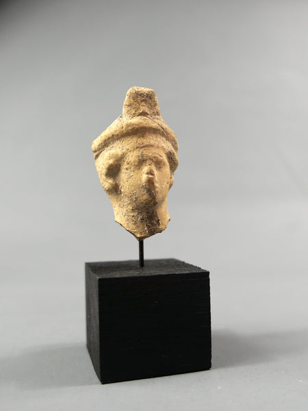 Tête de statuette féminine.