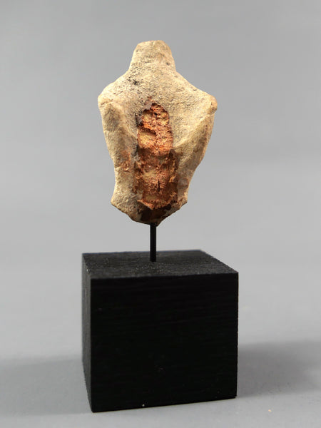 Tête de statuette féminine.