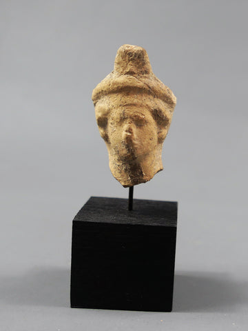 Tête de statuette féminine.