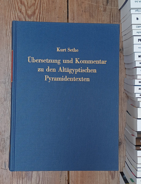 Übersetzung und Kommentar zu den altägyptischen Pyramidentexten.